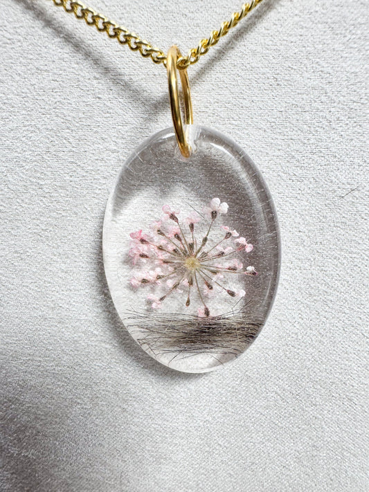 Collier avec fleur rose et poils d'écureuil Boutique Poilue & Co.