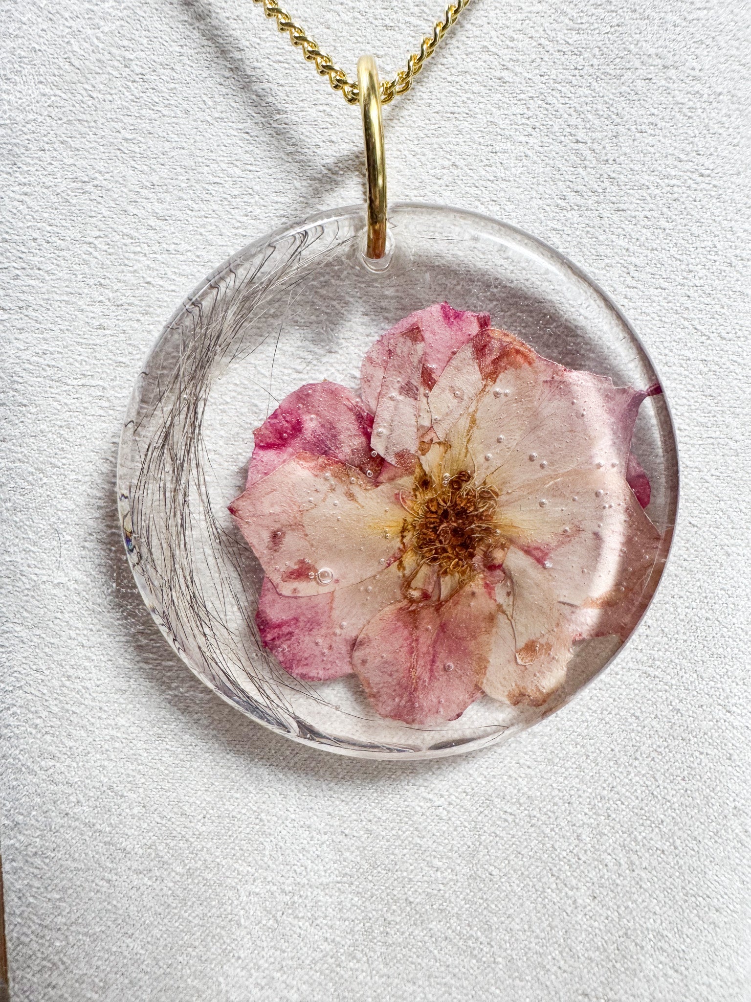 Collier avec fleur rose et poils d'écureuil Boutique Poilue & Co.