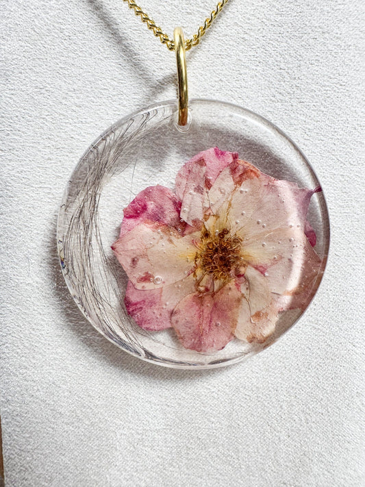 Collier avec fleur rose et poils d'écureuil Boutique Poilue & Co.