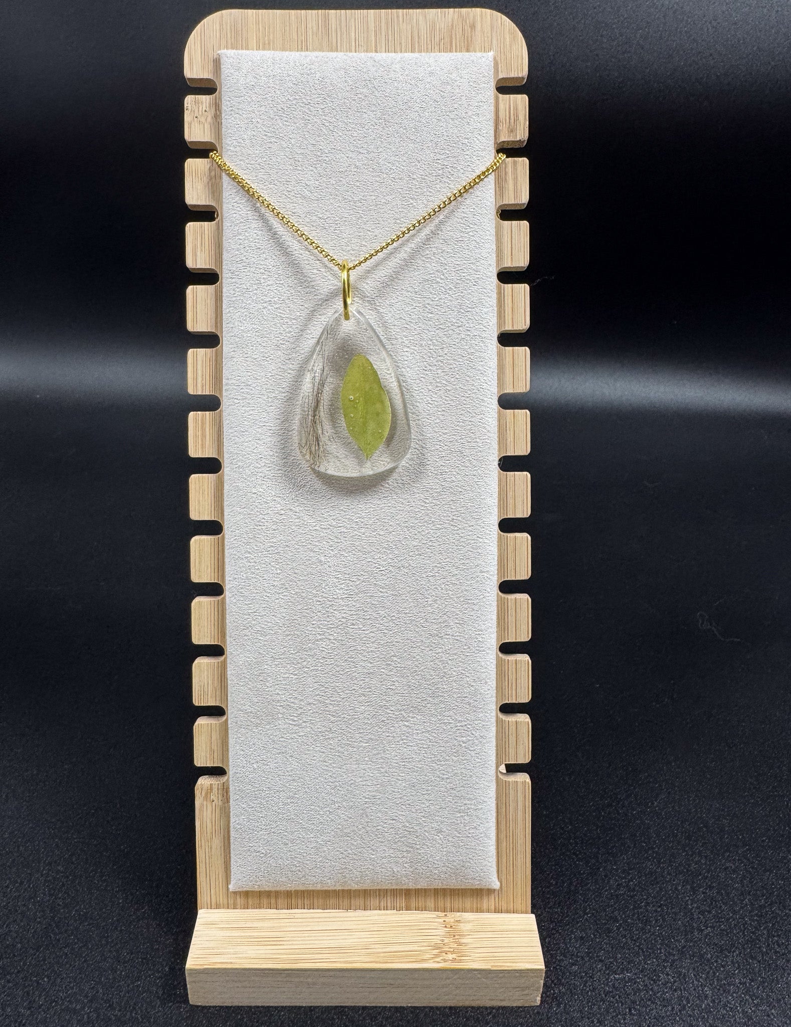 Collier avec feuille verte et poils d'écureuil Boutique Poilue & Co.