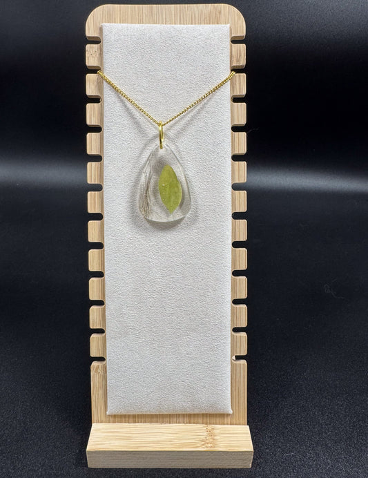 Collier avec feuille verte et poils d'écureuil Boutique Poilue & Co.