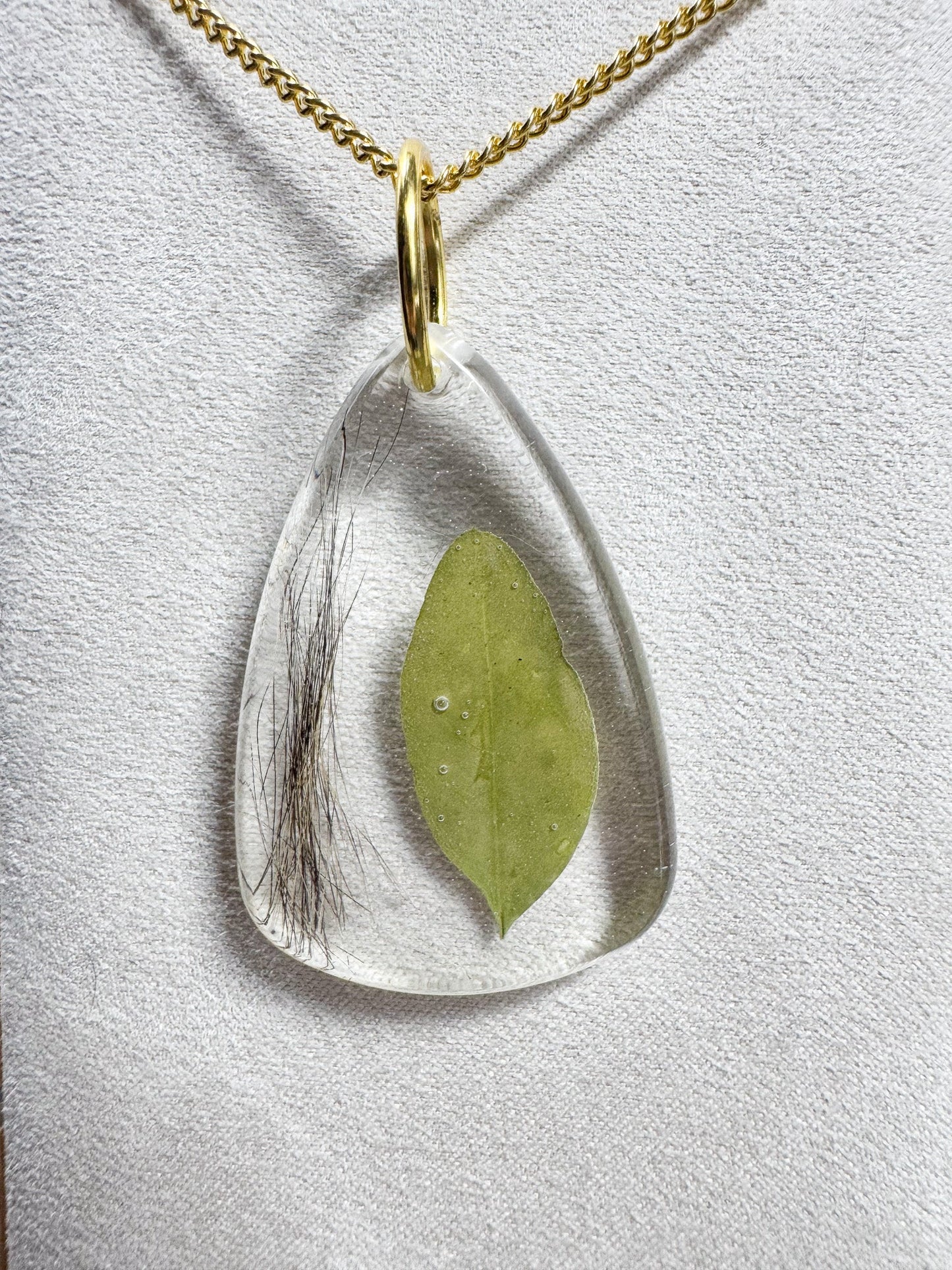 Collier avec feuille verte et poils d'écureuil Boutique Poilue & Co.