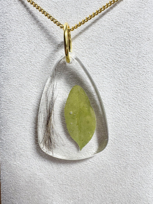 Collier avec feuille verte et poils d'écureuil Boutique Poilue & Co.