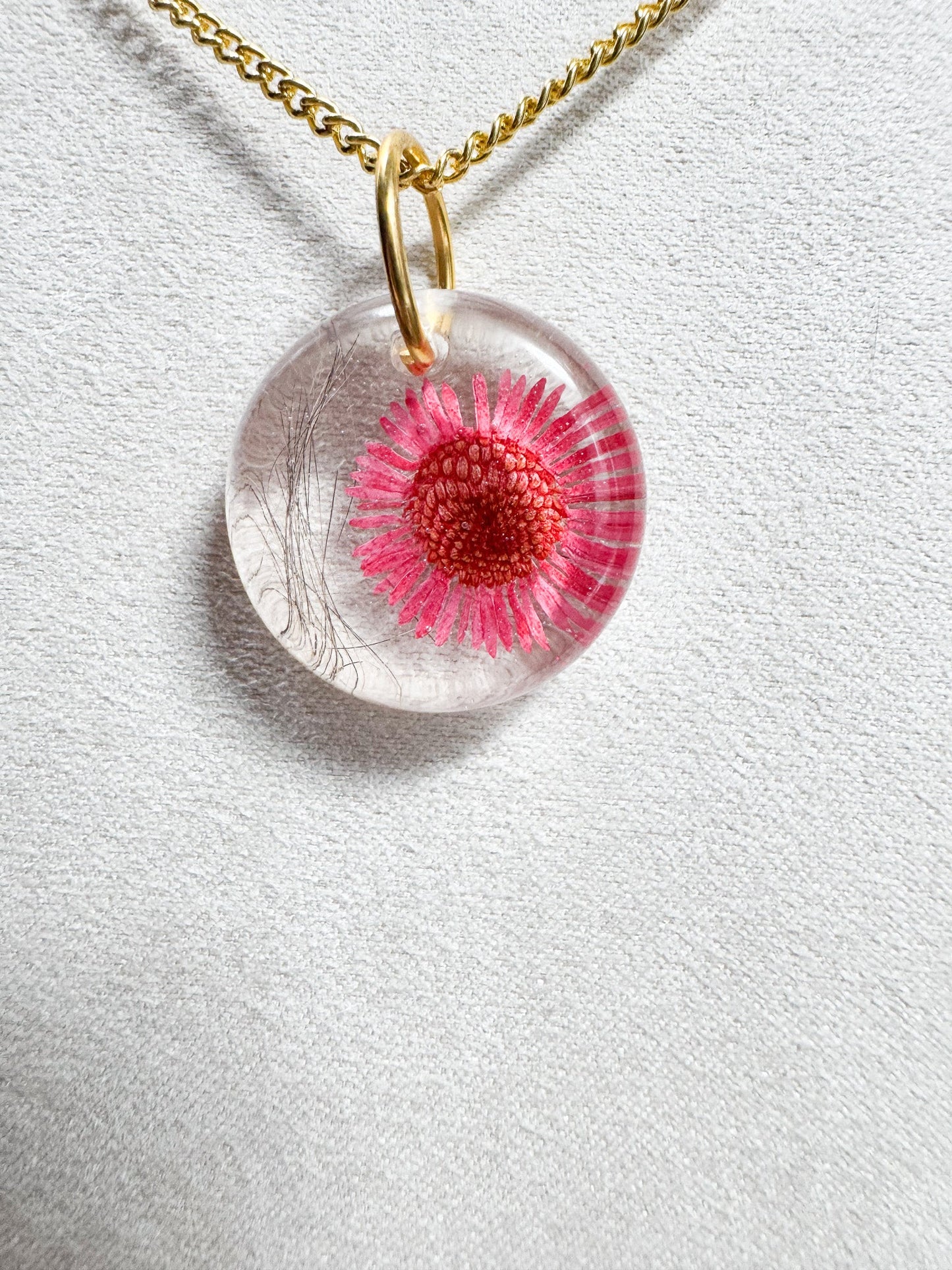Collier avec fleur rose et poils d'écureuil Boutique Poilue & Co.