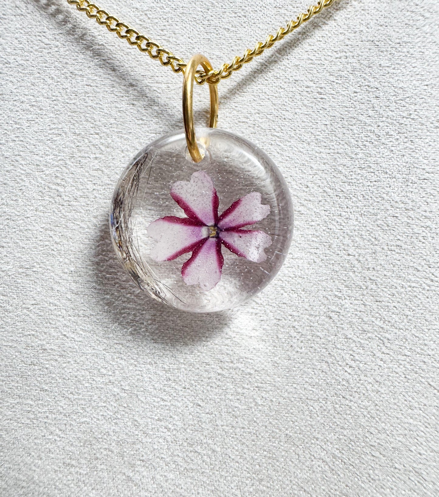 Collier avec fleur rose et mauve et poils d'écureuil Boutique Poilue & Co.