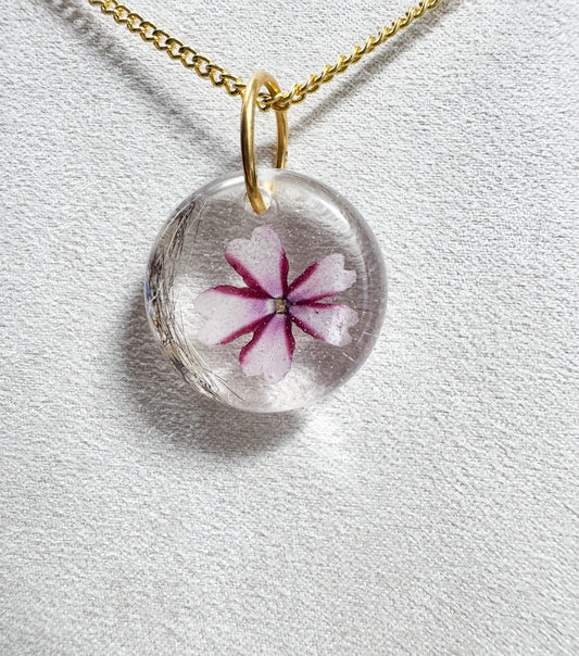 Collier avec fleur rose et mauve et poils d'écureuil Boutique Poilue & Co.