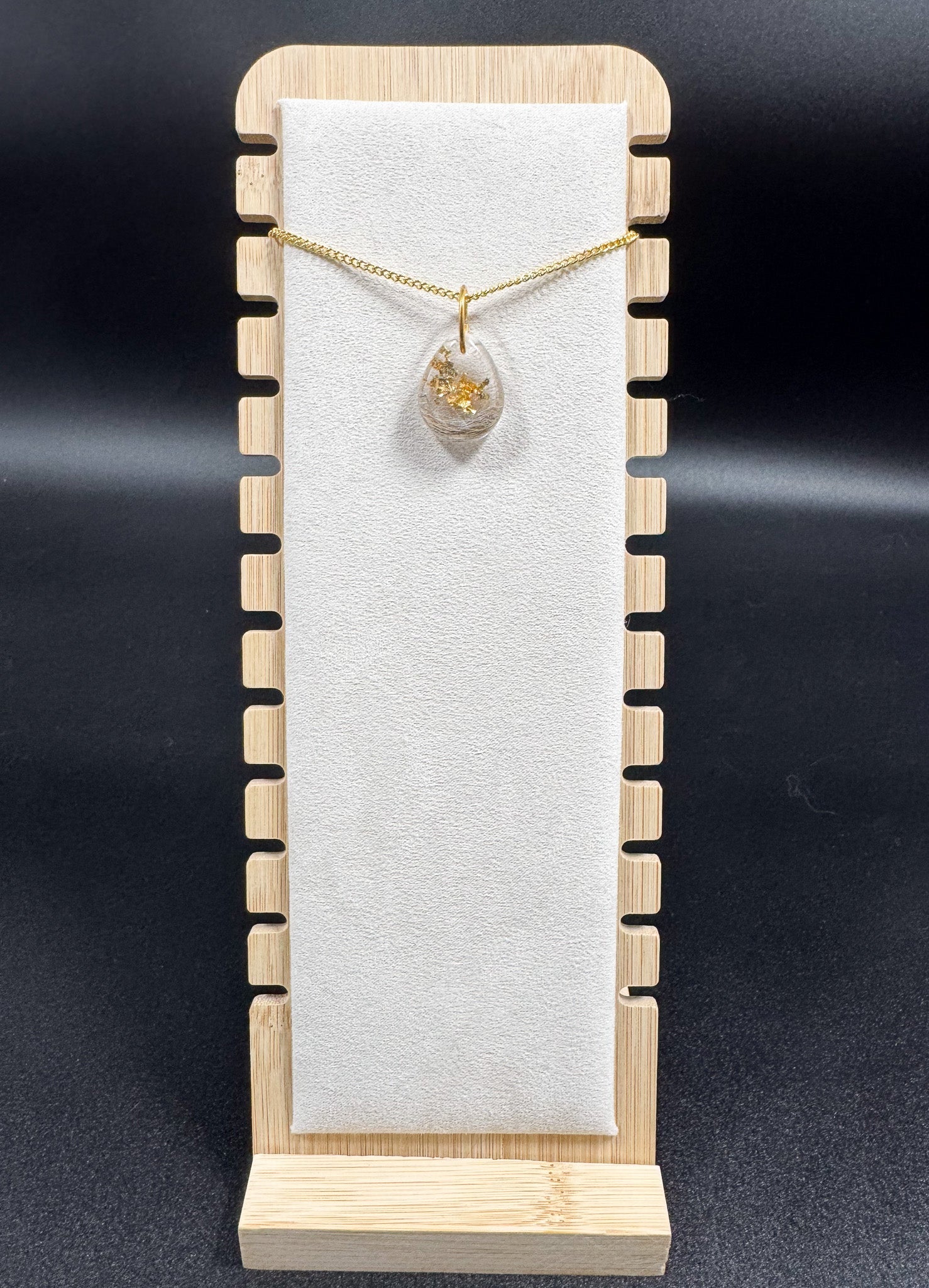 Collier avec feuille d'or et poils d'écureuil Boutique Poilue & Co.