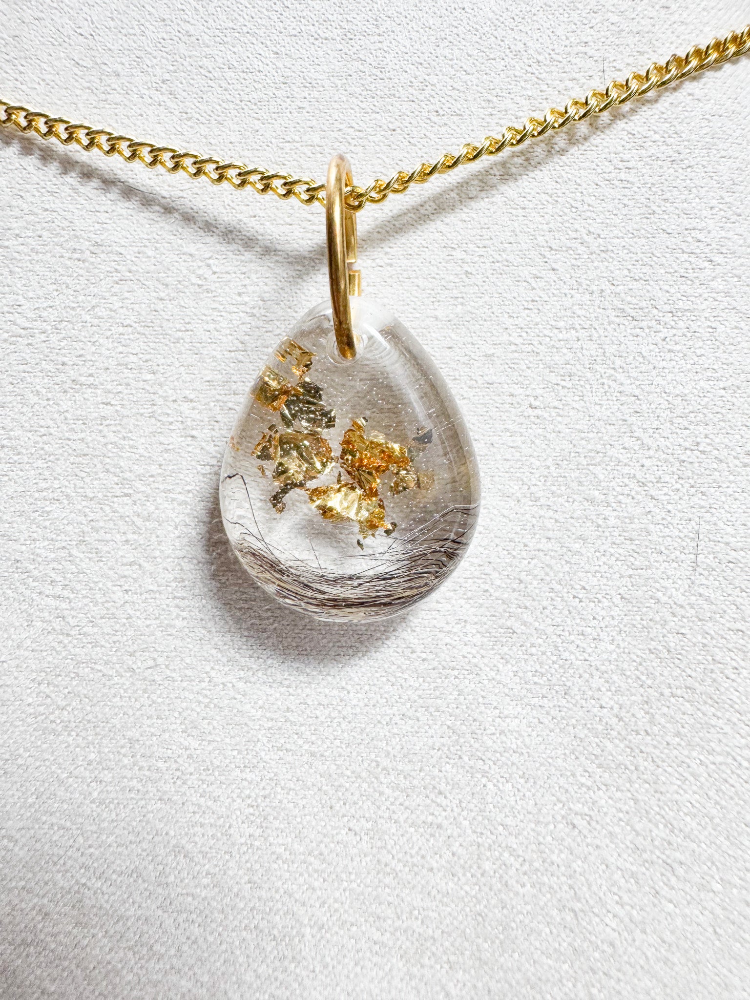 Collier avec feuille d'or et poils d'écureuil Boutique Poilue & Co.