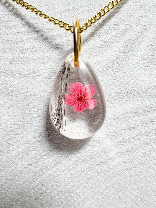 Collier avec fleur rose et poils d'écureuil Boutique Poilue & Co.