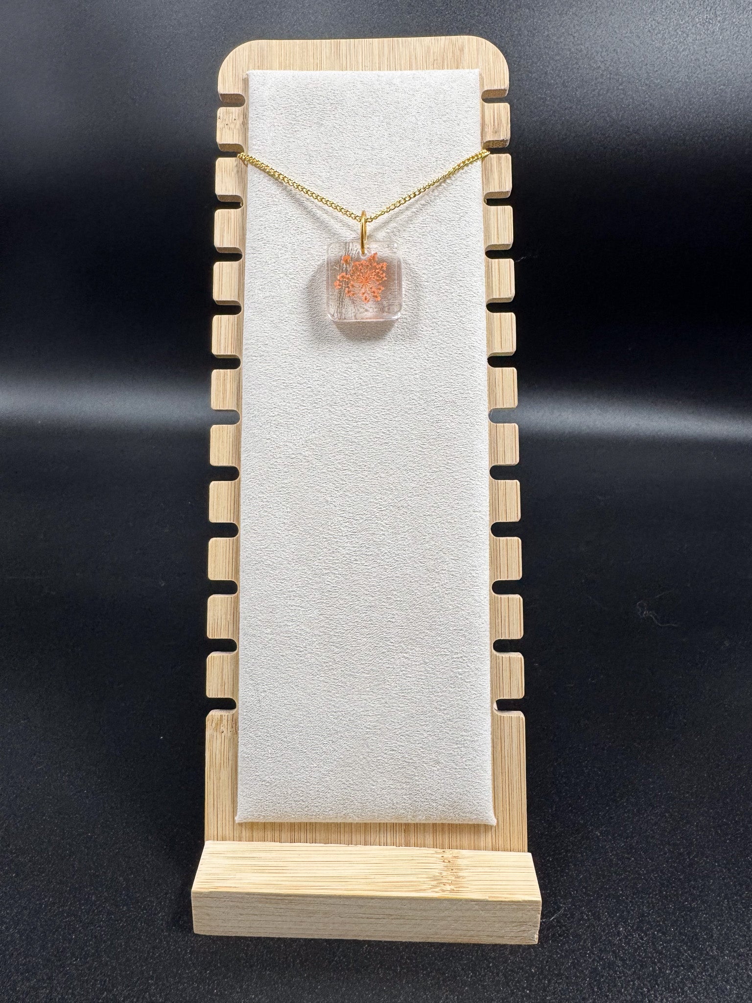 Collier avec fleur orange et poils d'écureuil Boutique Poilue & Co.