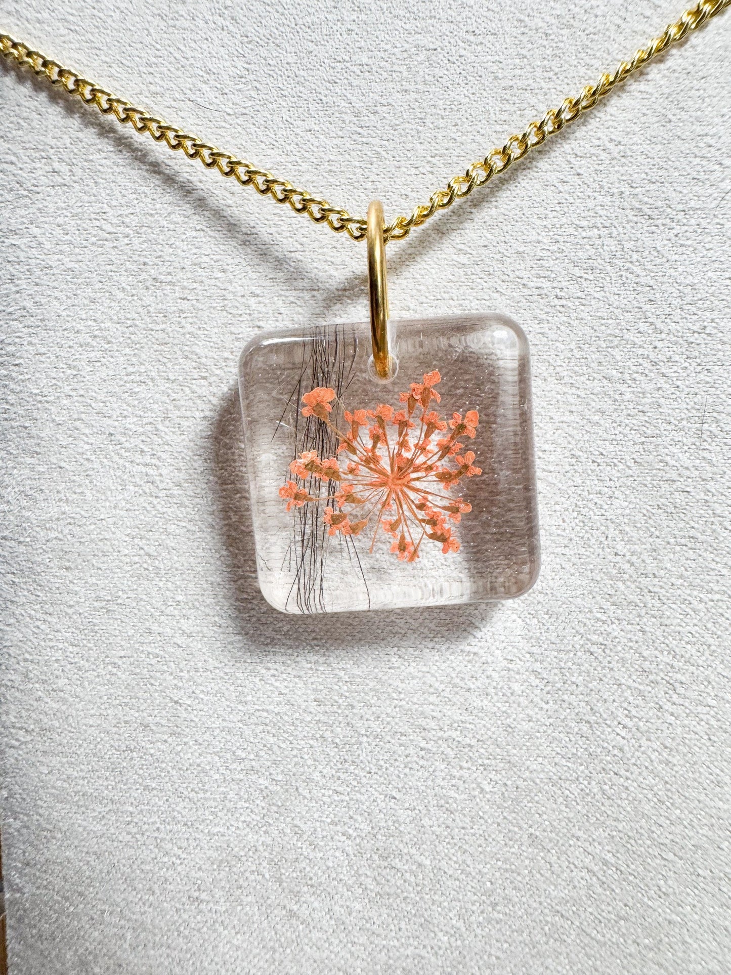 Collier avec fleur orange et poils d'écureuil Boutique Poilue & Co.