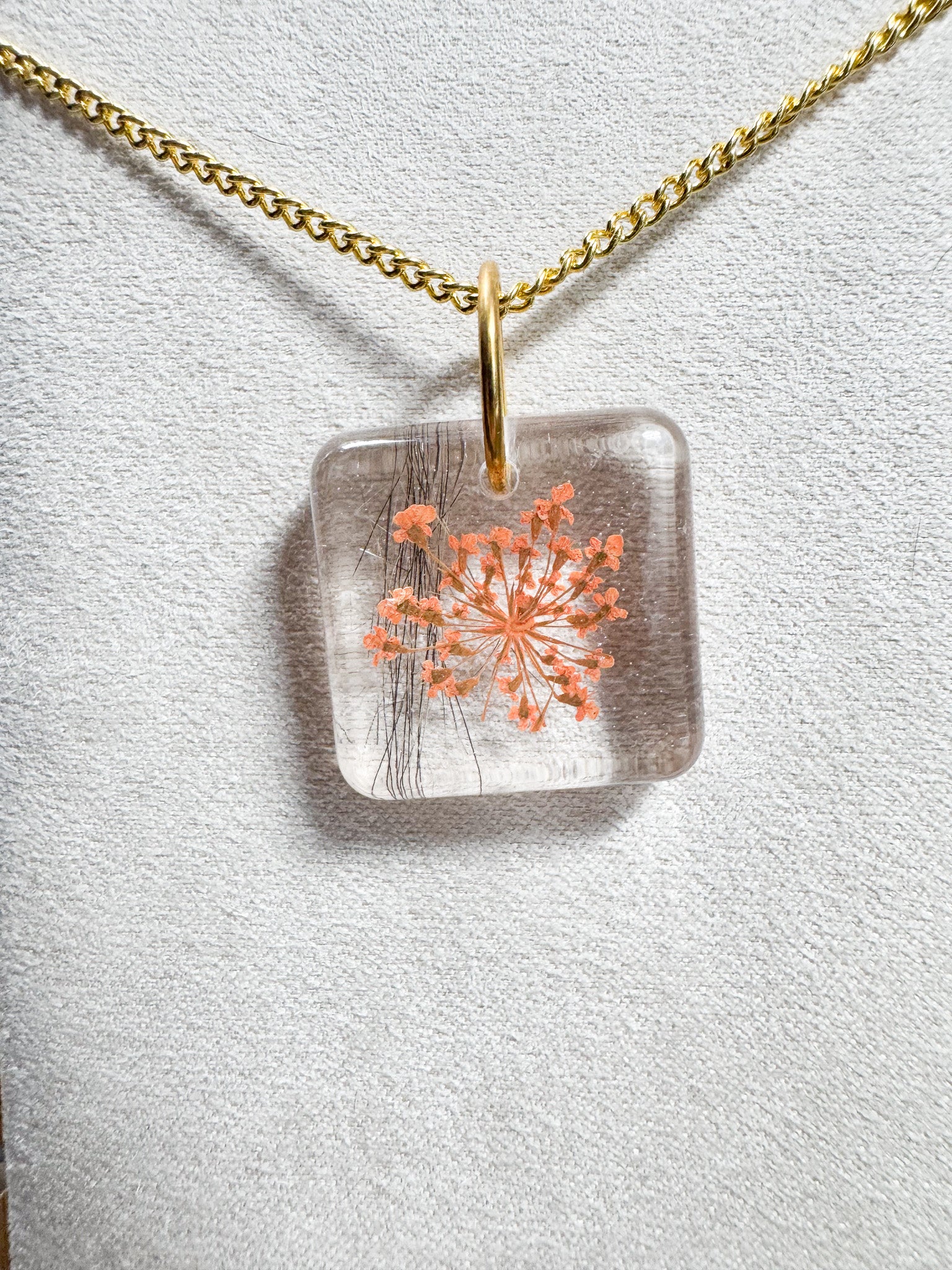 Collier avec fleur orange et poils d'écureuil Boutique Poilue & Co.
